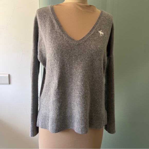Abercrombie & Fitch V Neck Sweater - Picture 2 of 11